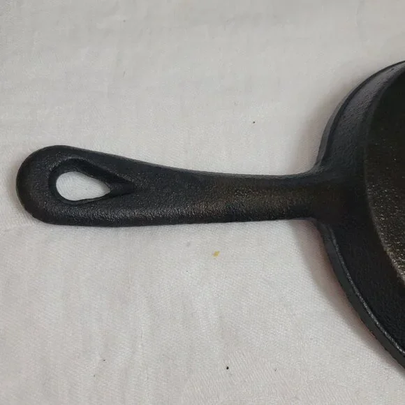 Vintage Cast Iron No. 3 frying pan seasoned 6 1/2" kitchenware camping cook EUC - Picture 5 of 6